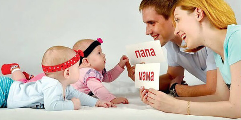 Мама и папа обучают ребенка первым словам