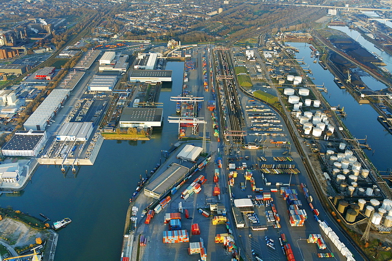 Крупнейшим речным портом Европы считается Дуйсбург