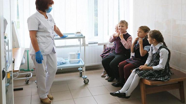 Врачи делают детям прививки