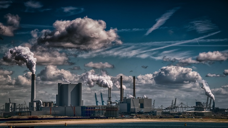 Заводы сильно загрязняют окружающую среду