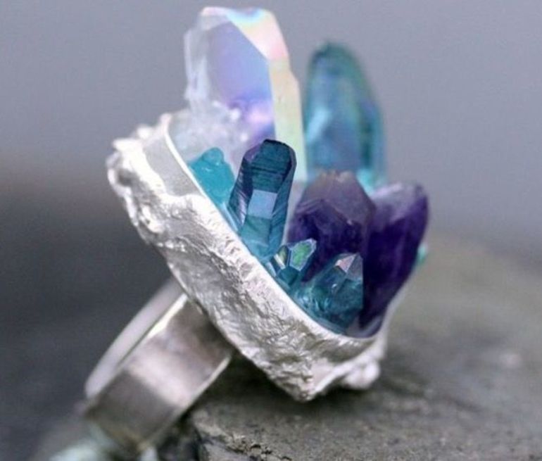 Крупные кристаллы кварца популярны в ювелирном деле 