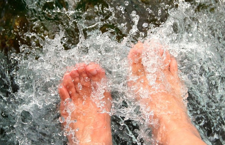 Обливание ног водой
