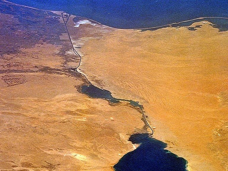 Суэцкий канал граничит с Красным морем
