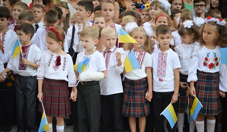 Школьники на линейке в Украине