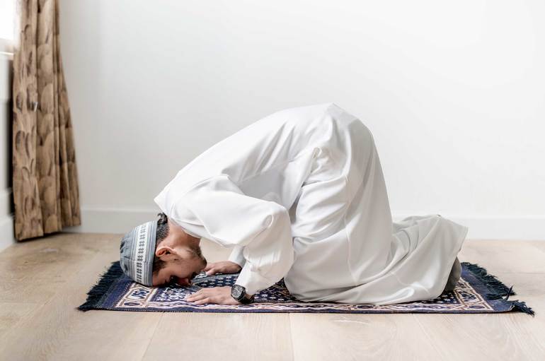 Мусульманин совершает молитву
