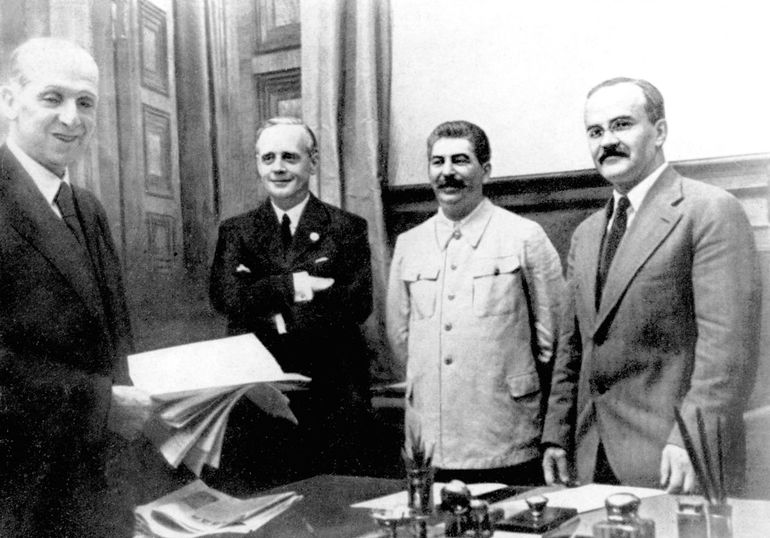 В августе 1939 года Германия подписывает договор с Советским Союзом