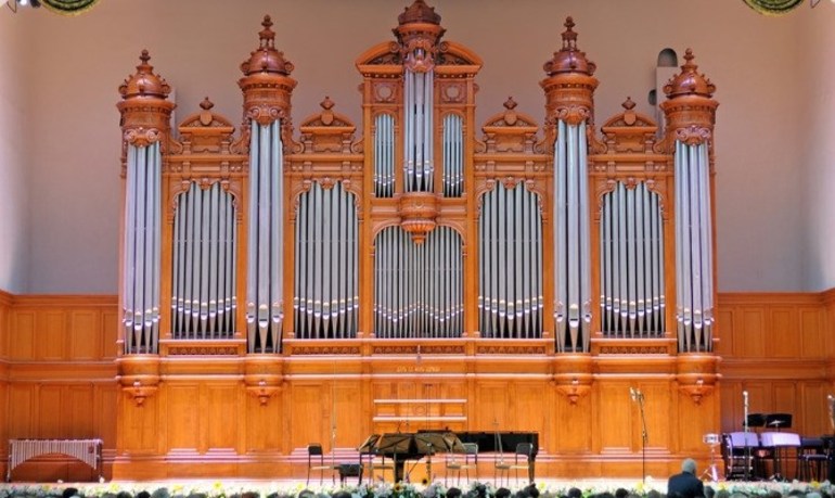 Орган в в Большом зале Московской консерватории