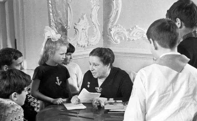 Рис. 6. Агния Барто беседует с юными читателями