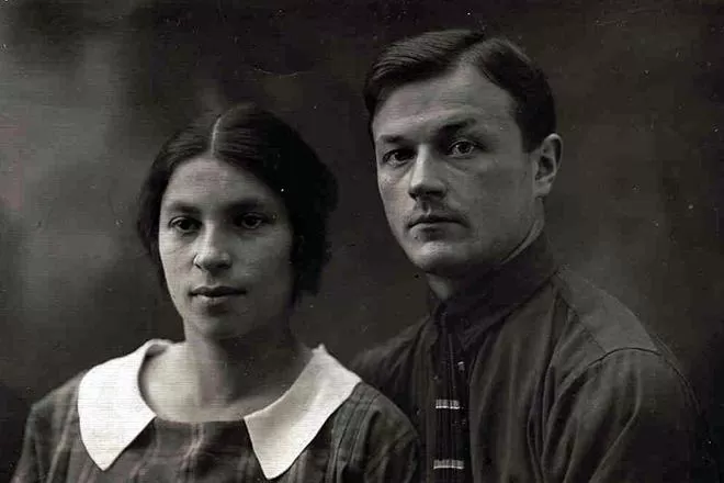 Рис. 4. Агния Барто с первым мужем