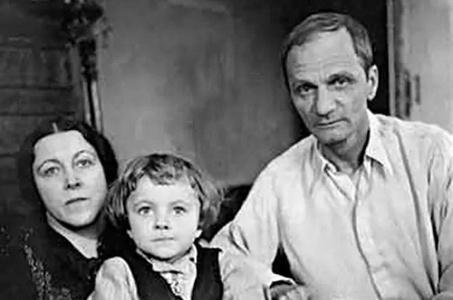 Рис. 5. Андрей Платонов с женой и дочкой Машей