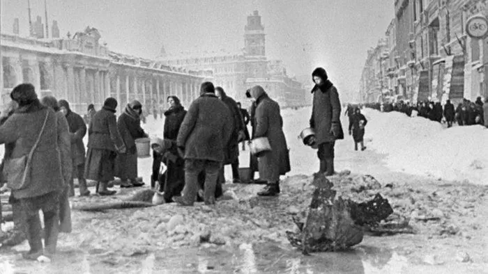 Рис. 3. Жители блокадного Ленинграда набирают воду, появившуюся после артобстрела в пробоинах в асфальте