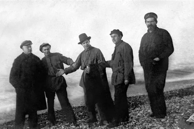 Рис. 6. Сергей Есенин (в центре) на Кавказе