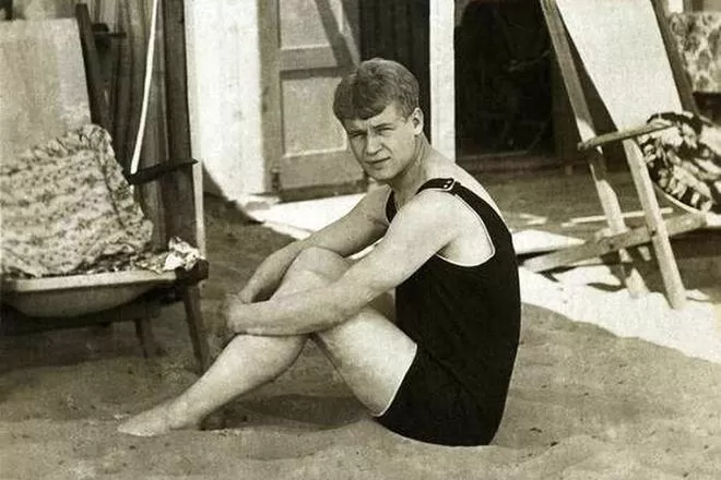 Рис. 3. Сергей Есенин на пляже в Европе