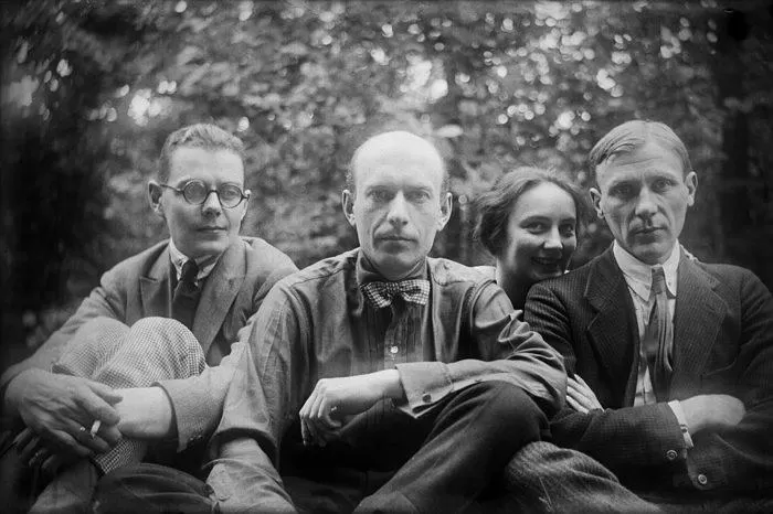 Рис. 6. Сергей Топленинов, Николай Лямин, Любовь Белозерская, Михаил Булгаков. Останкино, 1926 год