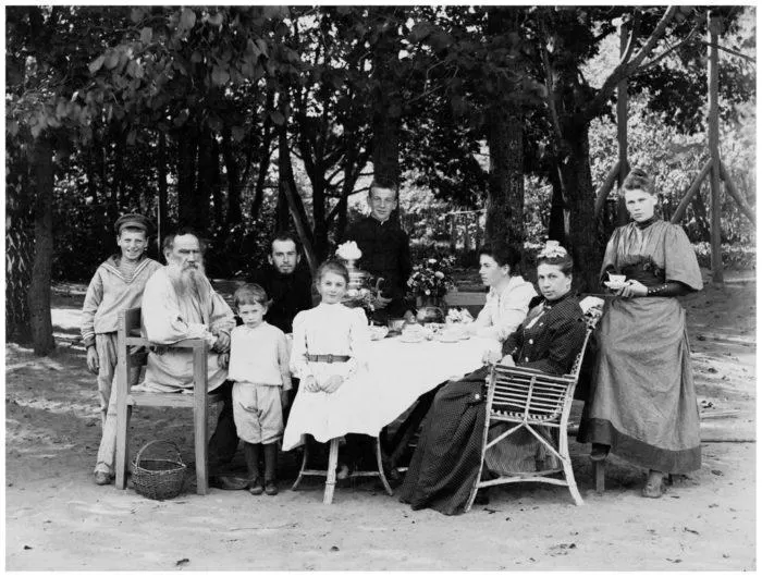 Лев Толстой в кругу семьи. Слева направо: Миша, Лев Толстой, Лев, Андрей, Татьяна, Софья Андреевна Толстая, Мария. На первом плане Ванечка и Александра. Фото 1892 г.