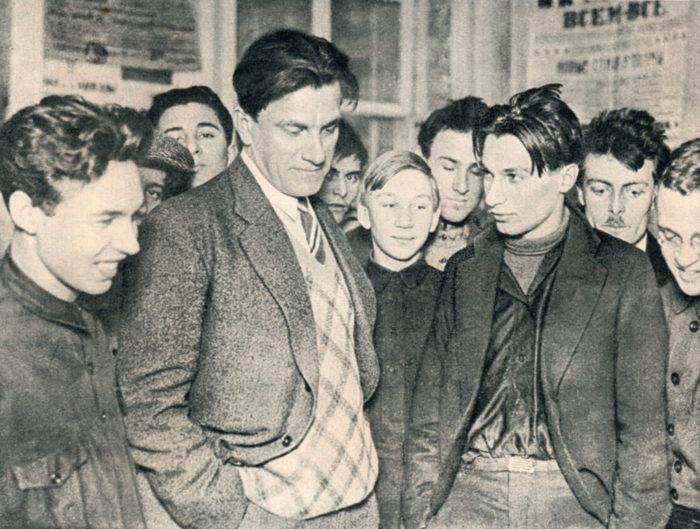 Рис. 5. Владимир Маяковский на своей выставке «20 лет работы», 1930 год