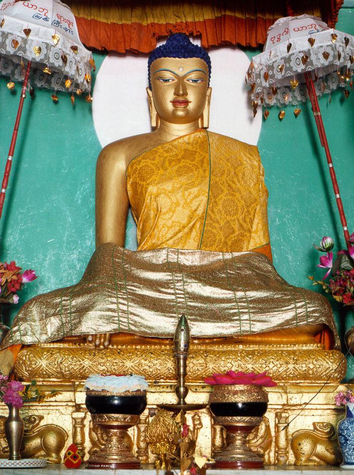 Рис. 1. Статуя Сиддхартхи Гаутамы в Бодх-Гае. Индия