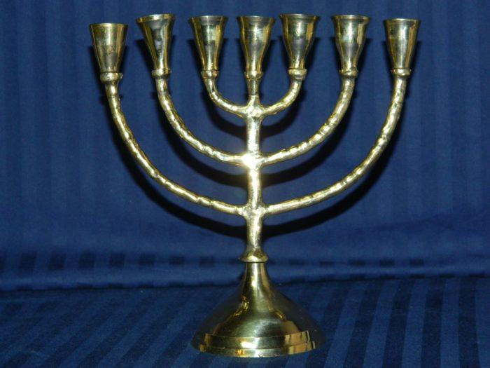 Рис. 3. Менора - древнейший символ иудаизма