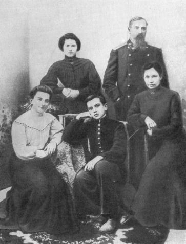 Рис. 7. Семья Маяковских, Кутаиси, 1905 год