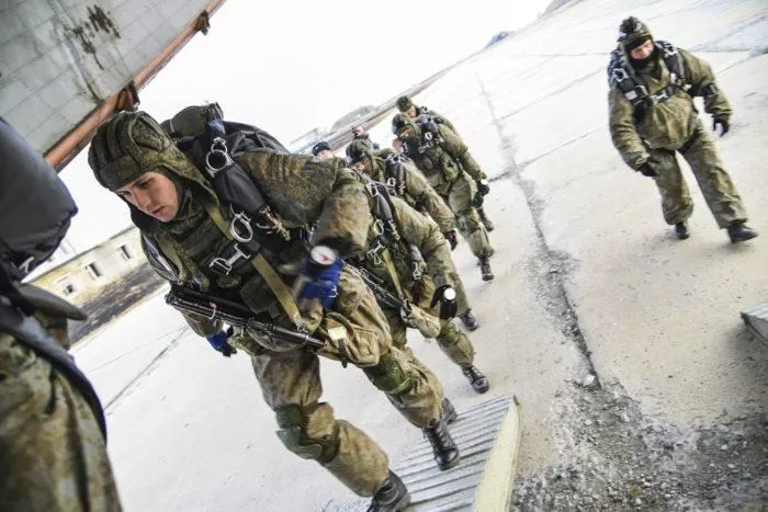 Рис. 1. Военнослужащие 83-й отдельной ДШБ в парашютных системах Арбалет-2 во время активной фазы тактического учения. 19 октября 2017