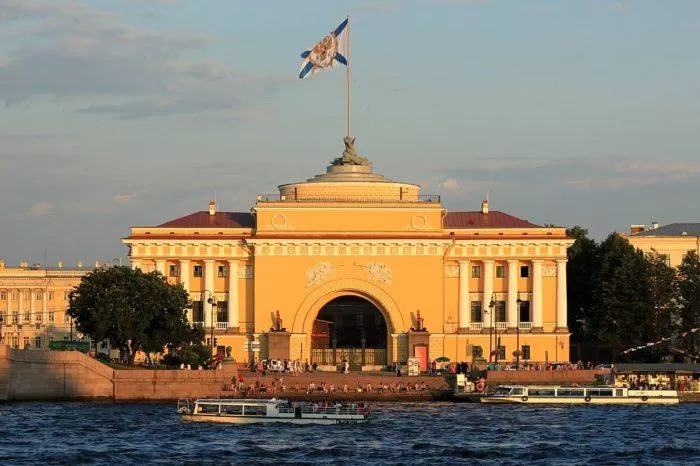 Рис. 1. Главный штаб ВМФ в Санкт-Петербурге