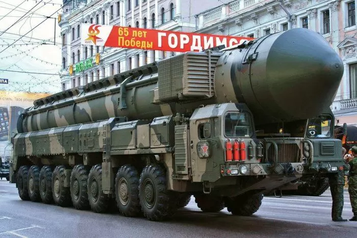 Рис. 2. Тополь-М на Тверской улице Москвы во время репетиции парада