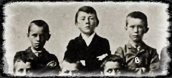 Рис. 2. Адольф Гитлер (в центре) с одноклассниками. 1900 год