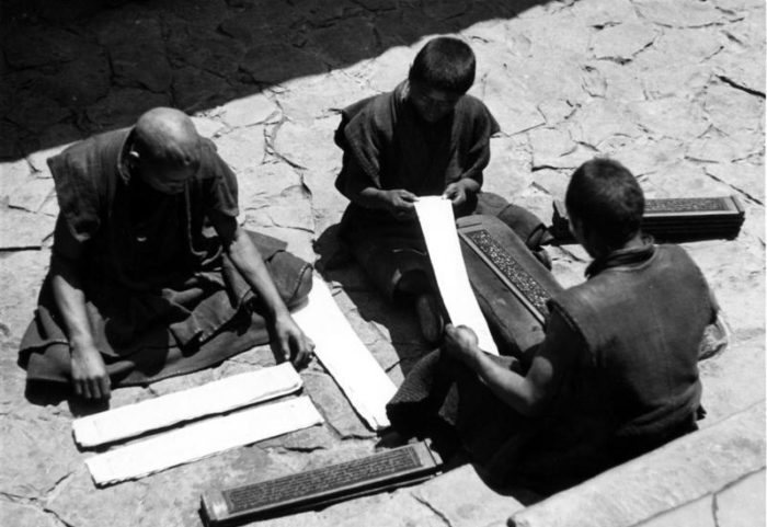 Рис. 2. Печатание книг с досок в тибетском монастыре. Шигадзе. 1938 год