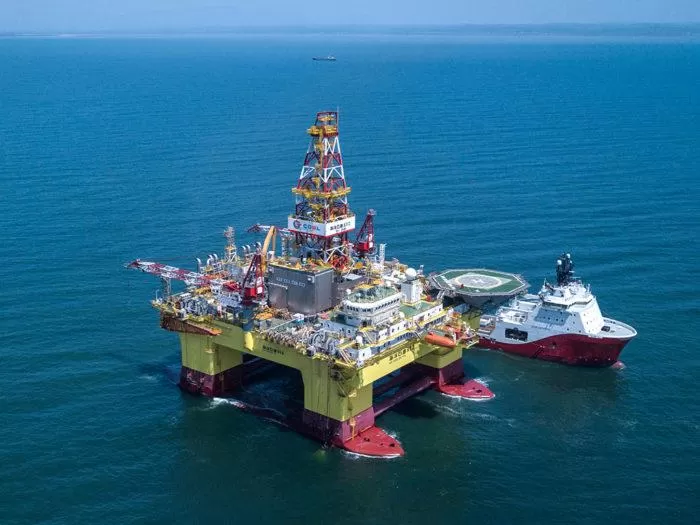 Рис. 3. Добыча нефти на шельфе Охотского моря