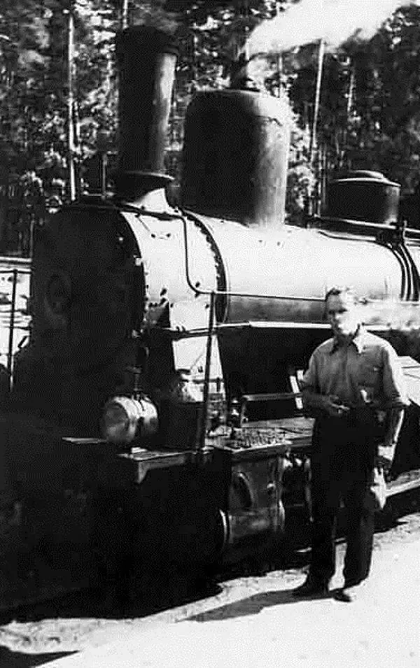 Рис. 4. К. Г. Паустовский на узкоколейке Рязань — Тума в Солотче. 1930 годы