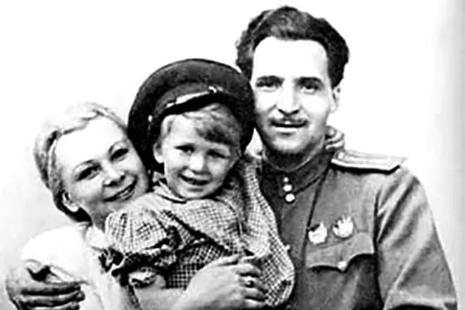 Рис. 3. Семья Константина Симонова и Валентины Серовой
