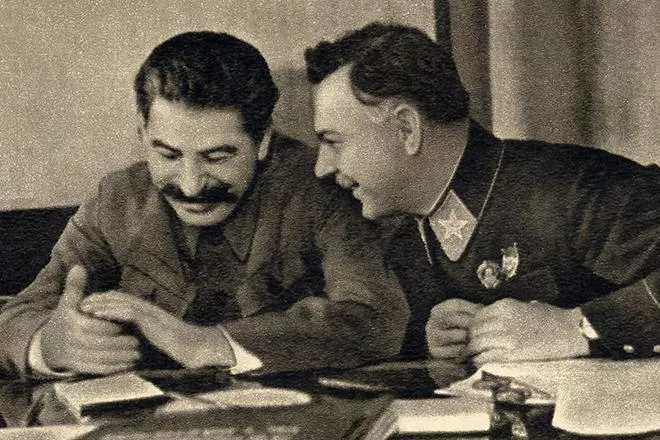 Рис. 4. Иосиф Сталин и Климент Ворошилов