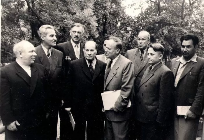 Рис. 6. А. Прокофьев, К. Симонов, С. Михалков, Я. Колас, П. Бровка, К. Крапива, И. Шамякин, Б. Спрынчан среди участников III съезда писателей БССР