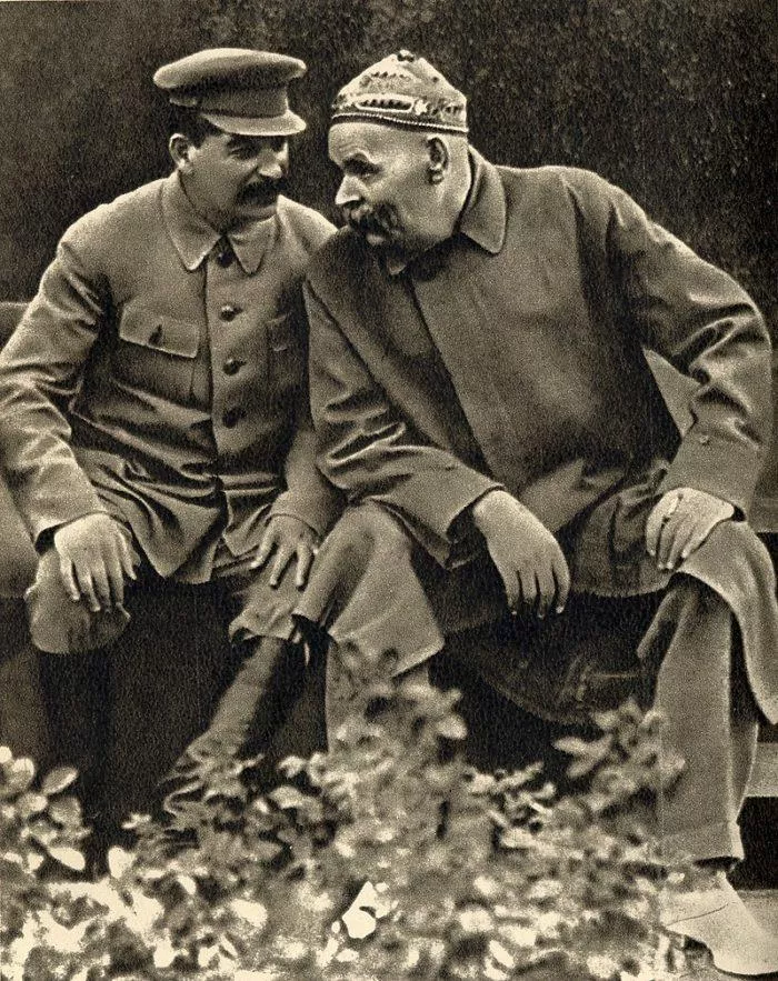 Рис. 8. Иосиф Сталин и Максим Горький в скверике на Красной площади. 1931 год