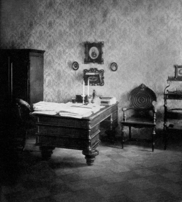 Рис. 7. Рабочий кабинет писателя в последней квартире в Петербурге
