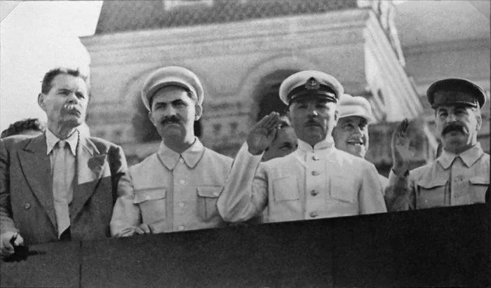 Рис. 9. Горький, Каганович, Ворошилов, Сталин на трибуне Мавзолея, 1931 год