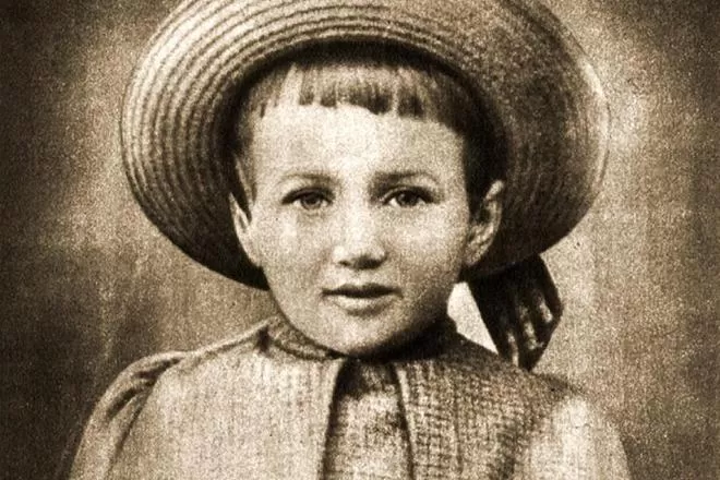 Рис. 1. Анна Ахматова в детстве