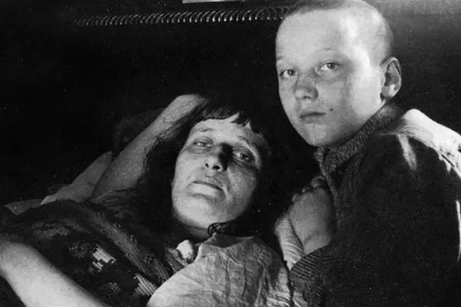 Рис. 4. Анна Ахматова с сыном Львом Гумилевым