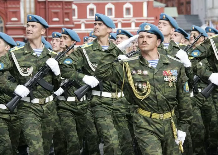 Рис. 6. Десантники на параде посвящённом 60-летию Победы в ВОВ
