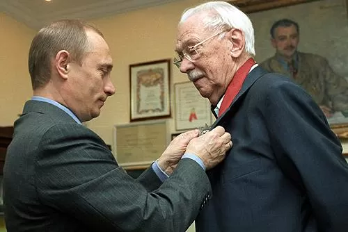 Рис. 7. Президент России Владимир Путин награждает Сергея Михалкова орденом «За заслуги перед Отечеством» II степени
