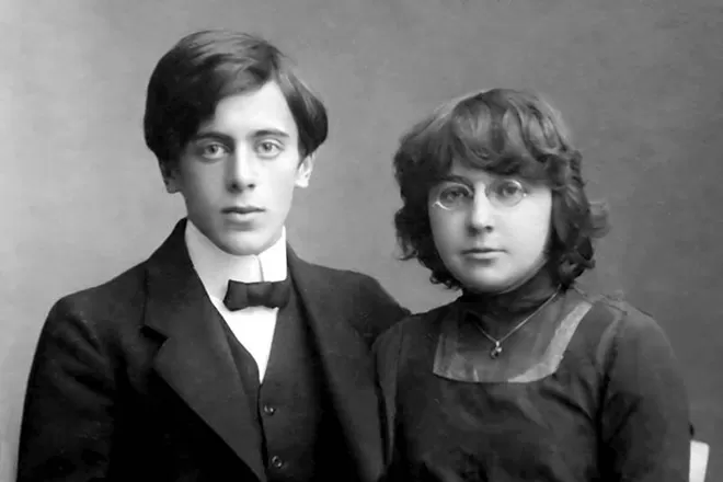 Рис. 4. Сергей Эфрон и Цветаева перед свадьбой