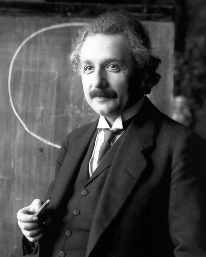 Рис. 1. Альберт Эйнштейн. Во время чтения лекции (Вена, 1921)