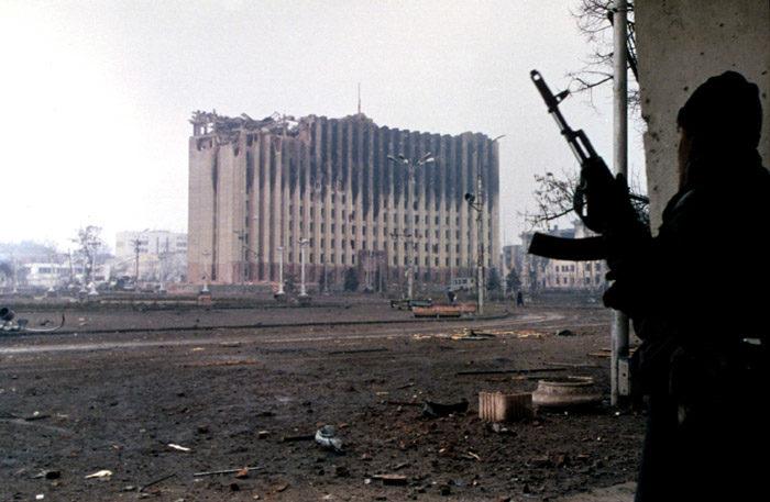 Рис. 1. Бои вокруг здания бывшего республиканского комитета КПСС в Грозном, январь 1995 года