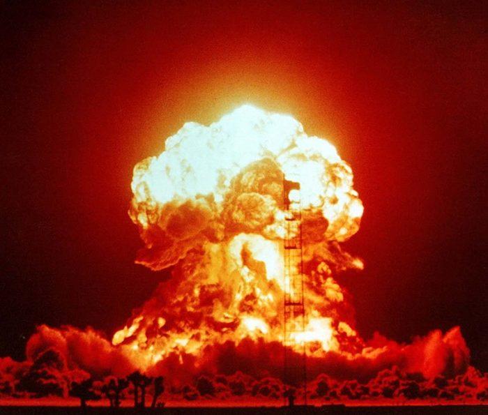 Рис. 1. Взрыв однофазной ядерной бомбы мощностью 23 кт. Полигон в Неваде. 1953 год