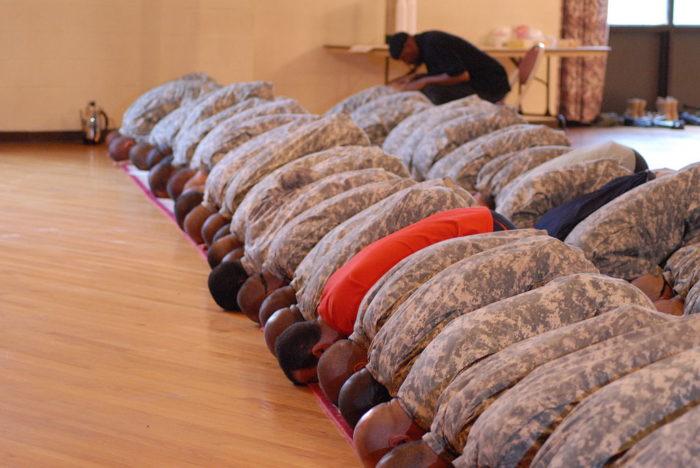Рис. 5. Военнослужащие армии США совершают праздничную молитву