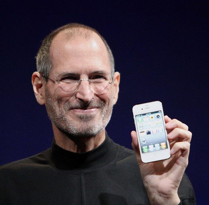 Рис. 4. Джобс демонстрирует смартфон iPhone 4 на Worldwide Developers Conference в 2010 году