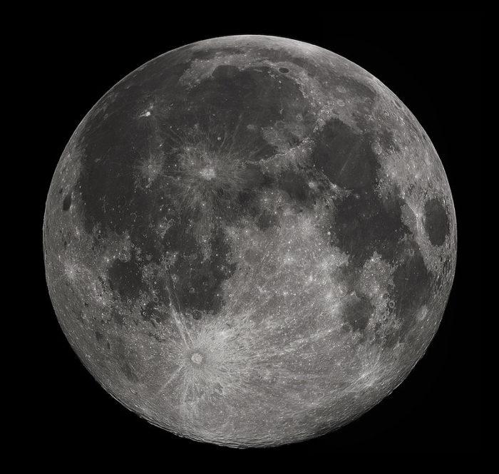 Рис. 1. Луна - естественный спутник Земли