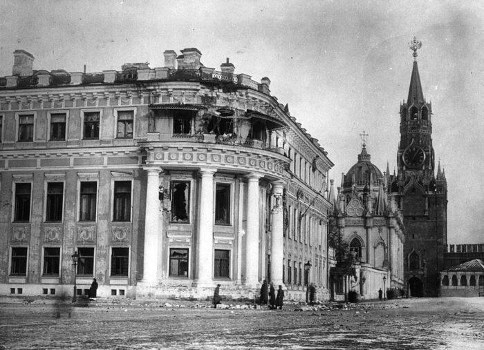 Рис. 1. Малый Николаевский дворец, поврежденный во время октябрьских событий в Москве. 1917 год