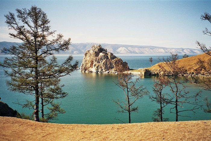 Рис. 1. Шаман-скала на острове Ольхон, озеро Байкал