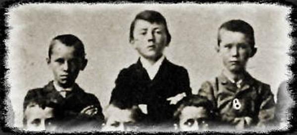 Рис. 2. Адольф Гитлер (в центре) с одноклассниками. 1900 год
